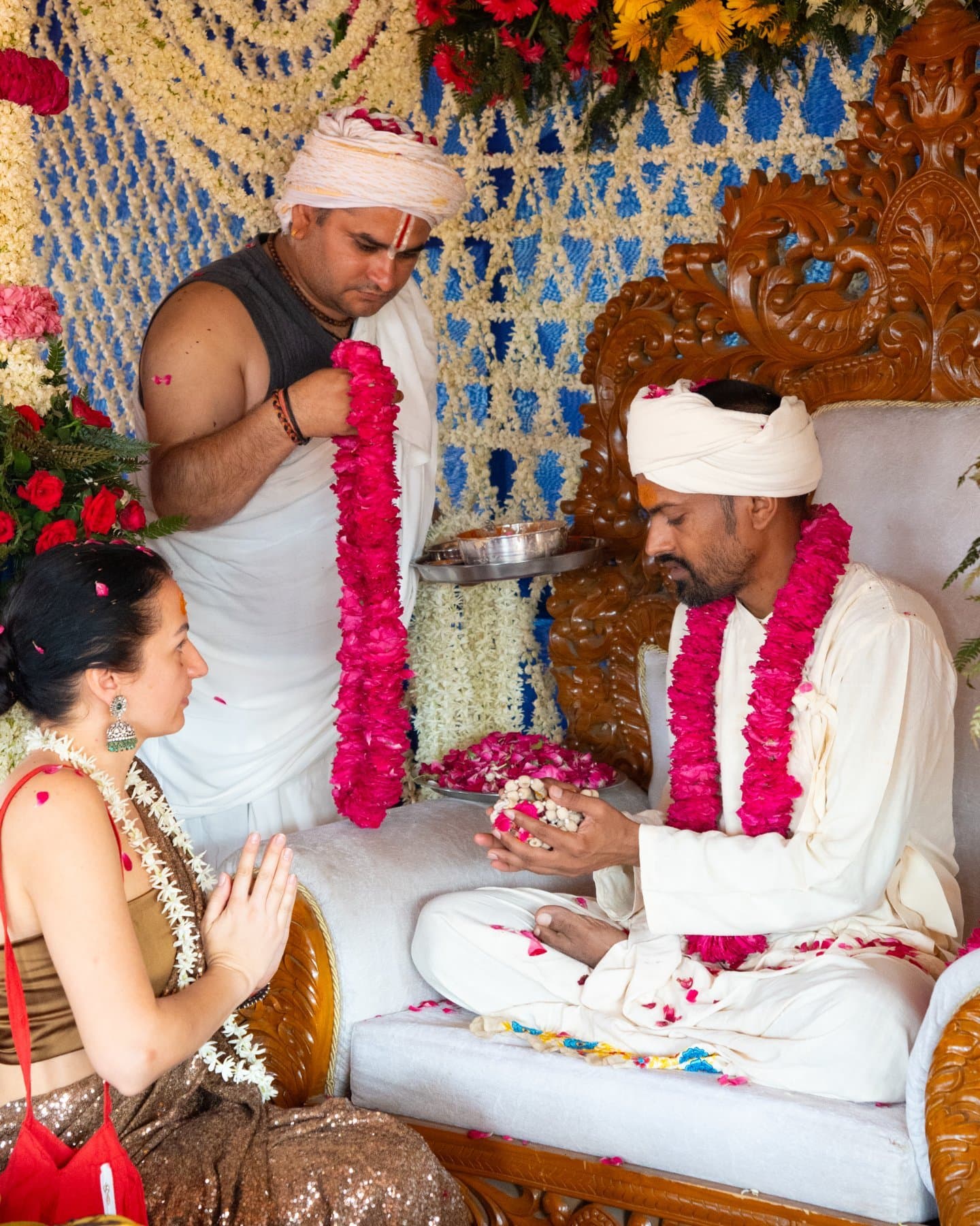HH Paramguruji offering a blessing at the opening of the ceremony